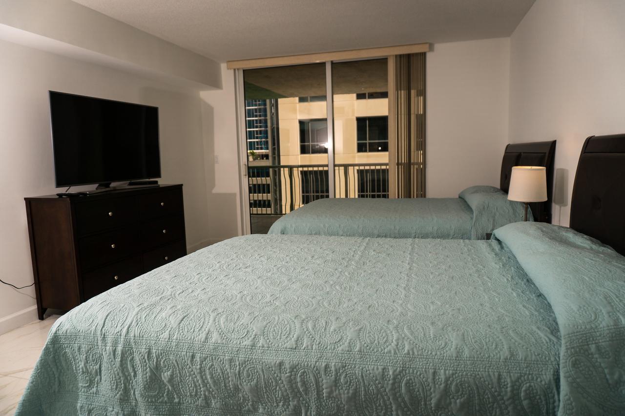 Brickell Bay Boardwalk - Waterfront Luxury Miami